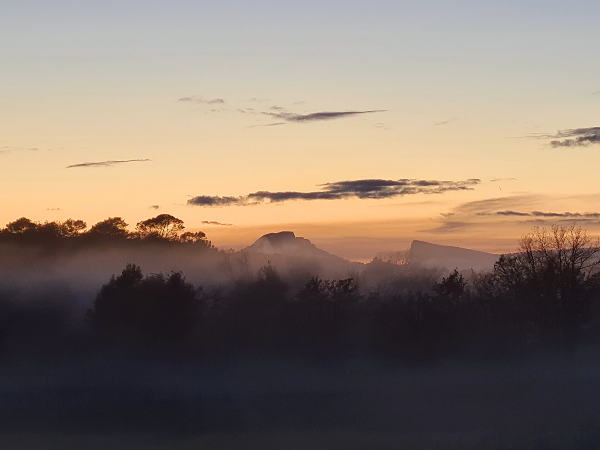 Pic Saint-Loup dans la brume — Terroir Mas de Figuier Vacquières